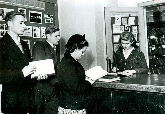 В библиотеке завода швейных машин, апрель - октябрь 1952, Московская обл., г. Подольск