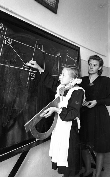 На уроке геометрии в школе № 113, 1949 год, г. Москва