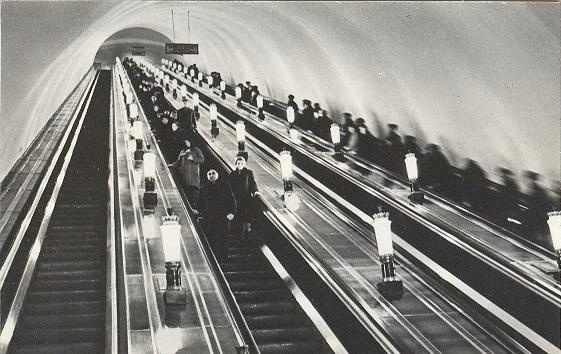 Московский метрополитен. На эскалаторе, 1968 год