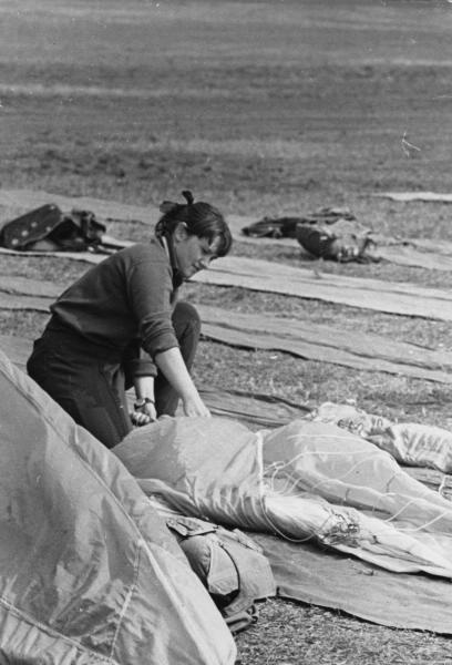Парашютист-спортсмен Светлана Савицкая сворачивает парашют, 1970-е. Выставки&nbsp;«Авиатриссы»&nbsp;и «Парашютисты» с этой фотографией.