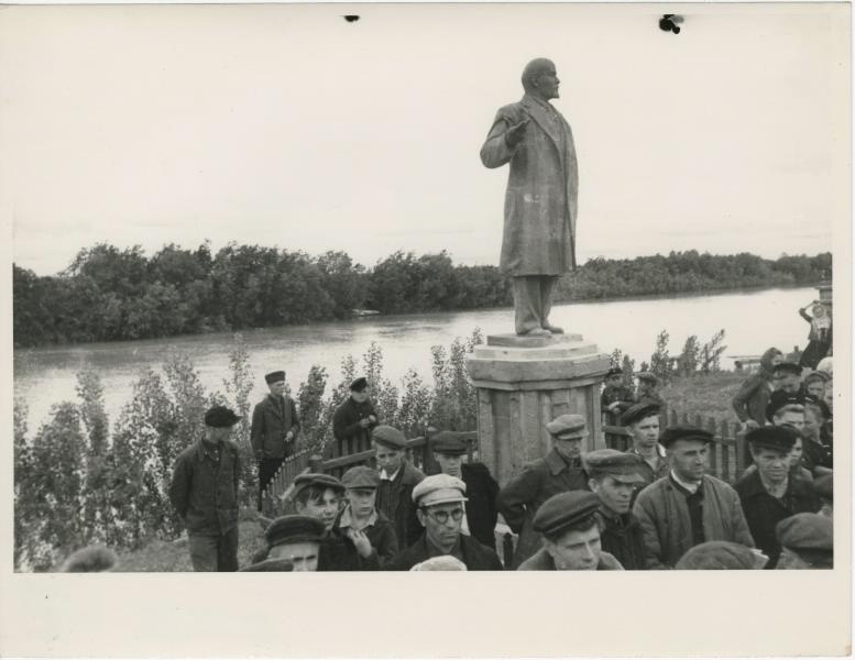 У памятниука Ленину, 1960-е