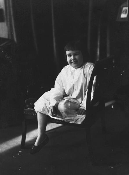 Портрет девочки на стуле, 1910-е