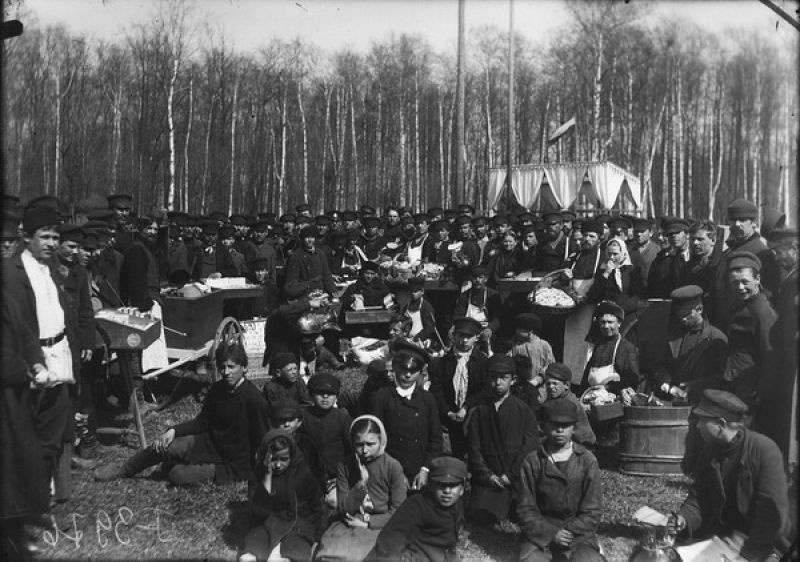 Лотошники среди толпы народа, гуляющего в пасхальную неделю, 1911 год. Выставка «Пасха радостная», «Светлая седмица» с этой фотографией.&nbsp;