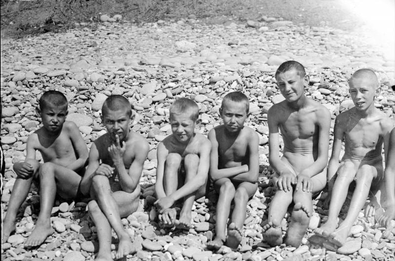 Мальчики на пляже, 1930-е