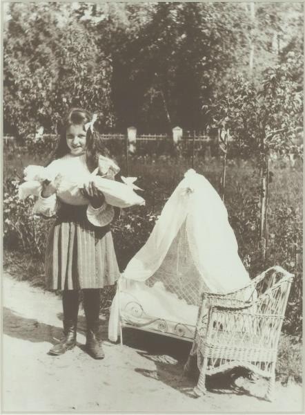 Девочка с куклой, 1910-е