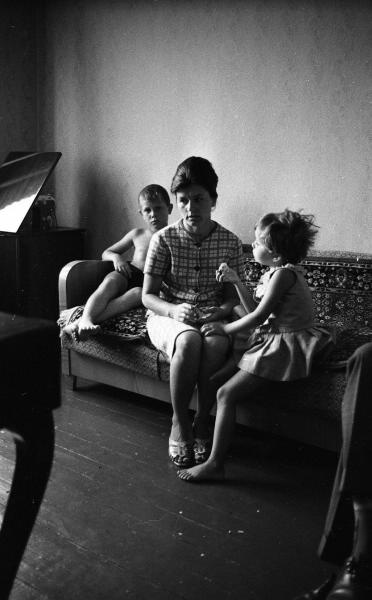 Мама с детьми в комнате, 1967 год, Волгоградская обл., г. Волжский