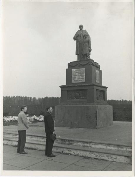 У памятника жертвам Великой Отечественной войны, 1970-е