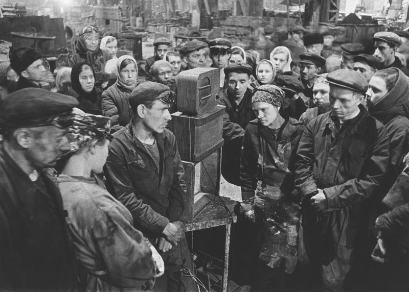 Рабочие слушают сообщение о смерти Сталина, 6 марта 1953, г. Москва. Видео «Говорит Москва», «Кровавое прощание» с этой фотографией.