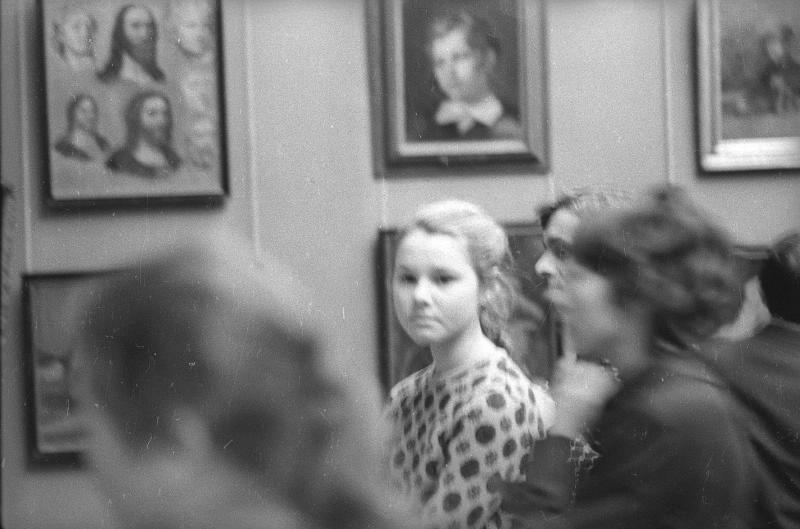 Девочка-подросток в картинной галерее, 1970-е, г. Москва