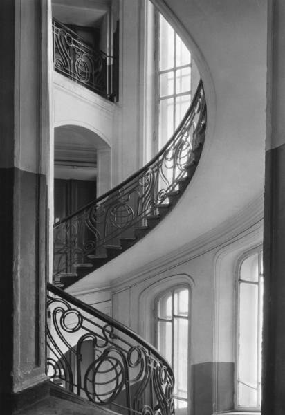Лестница в доме Саввиновского подворья, 1975 - 1976, г. Москва. Выставка «Архитектура, фасады, детали. Фотографии Алексея Александрова» с этой фотографией.&nbsp;