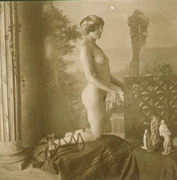 Обнаженная в ателье, на фоне расписного задника, 1890 - 1909