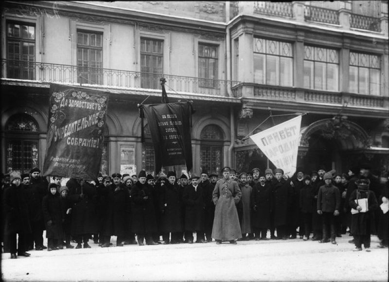 Демонстрация на Михайловской улице в день открытия Учредительного собрания, январь 1918, г. Петроград