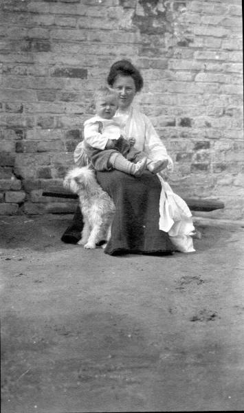 Женщина с ребенком, 1910-е