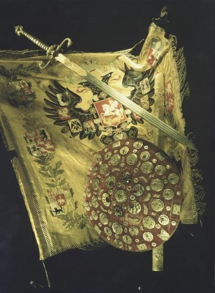 Флаг с двуглавым орлом, щит с драгоценными камнями и меч с клинком, 1990-е