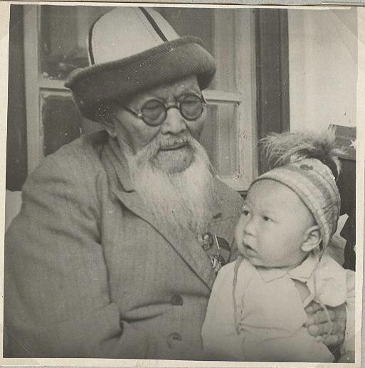 Лауреат Сталинской премии народный поэт-акын Джамбул Джабаев с внуком, 1943 год, Казахская ССР