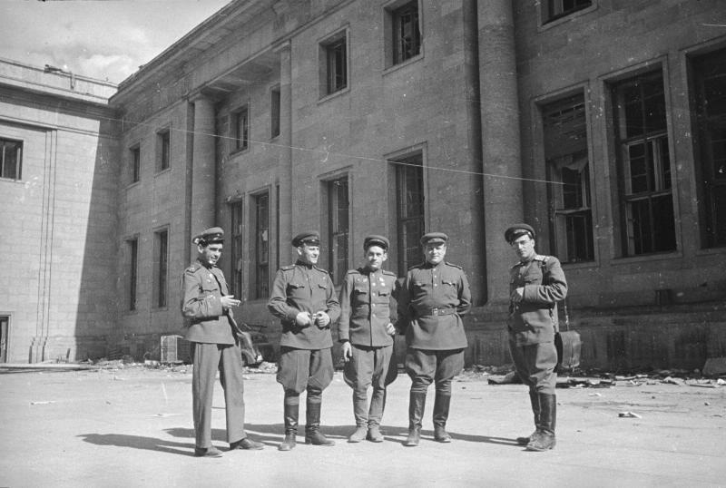 Пятеро советских военных во дворе здания, 1945 год, Германия, г. Берлин