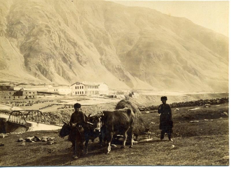 Белокаменная усадьба в ущелье гор, 1910-е