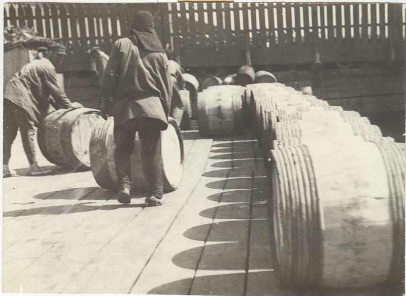 Фото 15, 1930 - 1931. Бочки для засолки рыбы.