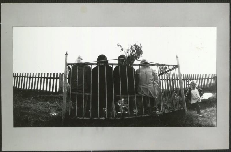 На могиле, 1970-е. Выставка: «Фотографии Владислава Михайлова» с этой фотографией.&nbsp;