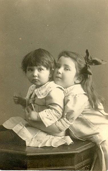 Портрет двух девочек, 1910-е, г. Москва