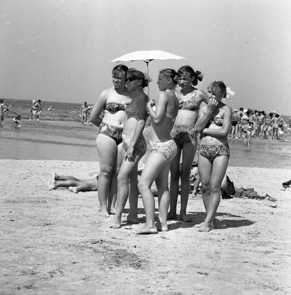 На пляже, 1968 год, Краснодарский край, Кореновский р-н, станица Платнировская. Выставка «Про зонты» с этой фотографией.