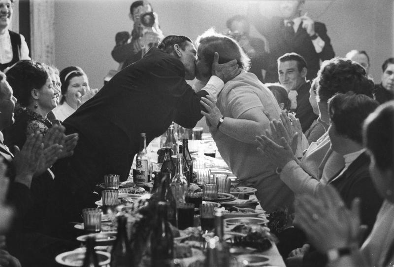 «Золотая свадьба» у строителей, 1969 год. Выставки&nbsp;«Самые нежные, страстные и искренние поцелуи», «Застолье по-советски» и видео «Поцелуй» с этой фотографией.