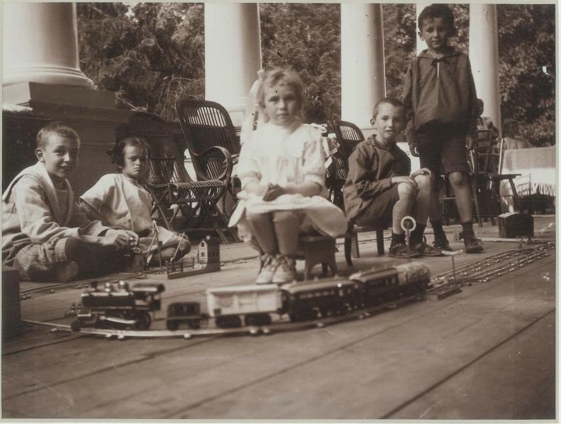 Дети и железная дорога, 1900-е. Выставка «Дети» с этой фотографией.&nbsp;