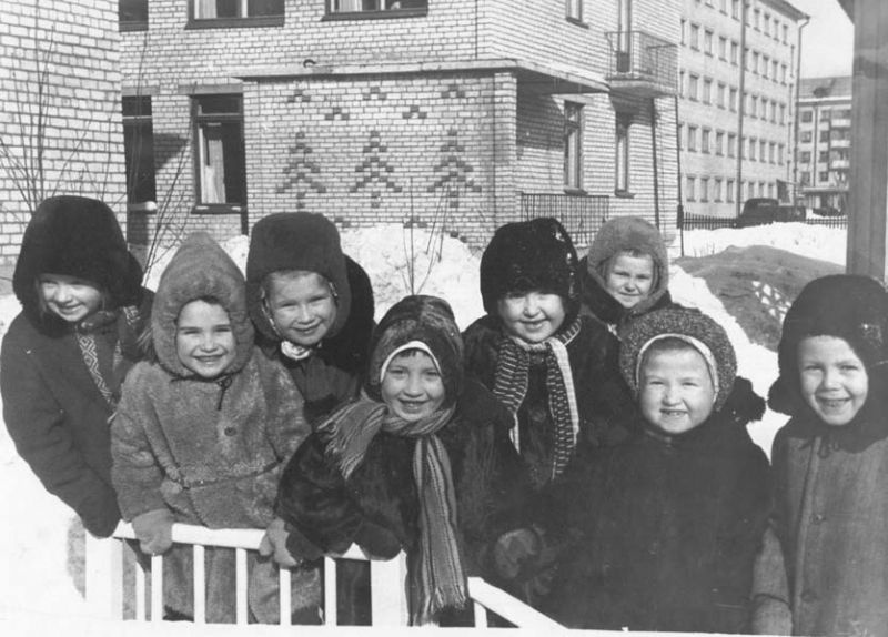 Дети строителей, воспитанники дошкольного интерната, в 1-м микрорайоне, март 1964, г. Череповец. Выставка «Нам не страшны мороз и вьюга» с этой фотографией.