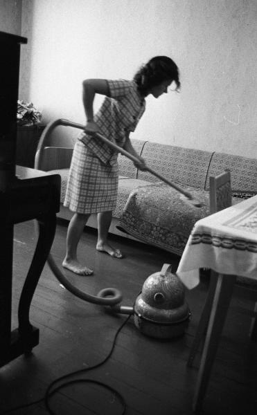 Мама убирается в комнате, 1967 год, Волгоградская обл., г. Волжский. Пылесос «Буран».