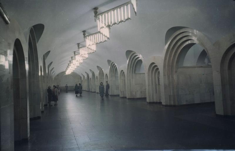 Центральный зал станции «Добрынинская» Кольцевой линии Московского метрополитена, 1950-е, г. Москва