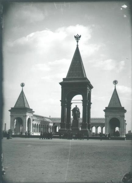 Памятник Александру II в Кремле, 1898 - 1909, г. Москва. 16 августа 1898 году состоялось торжественное открытие памятника. Скульптор Александр Опекушин, художник Павел Жуковский, архитектор Николай Султанов. Статуя императора убрана в 1918 году, весь памятник взорван в 1928 году.