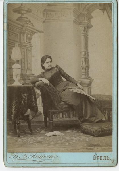 Портрет Варвары Ноевны Перес на оттоманке, 1896 год, г. Орел