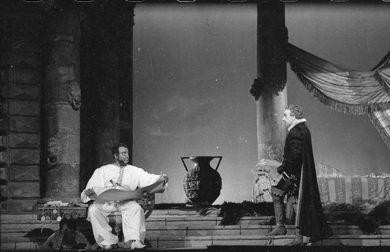 Сцена из спектакля театра имени Моссовета «Отелло». Слева – Николай Мордвинов в роли Отелло, 1960-е, г. Москва
