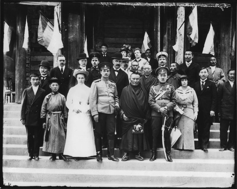Группа петербургских буддистов у входа в храм, июнь 1914. Выставка «1905 год. Указ о веротерпимости» с этой фотографией.