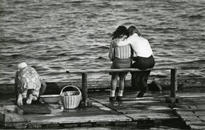 На мостках. Из серии «Городок», 1975 - 1979, Вологодская обл., г. Кириллов. Выставка «"Несоветская" фотография. Юрий Рыбчинский», видеолекция «Юрий Рыбчинский. Неустойчивое равновесие» с этой фотографией.