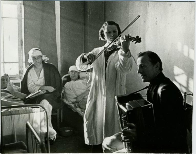 Эвакогоспиталь № 2386. Концерт для выздоравливающих, 1942 год. Выставка «Человек на войне» с этой фотографией.