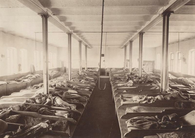 Барак со спящими людьми, 1900-е