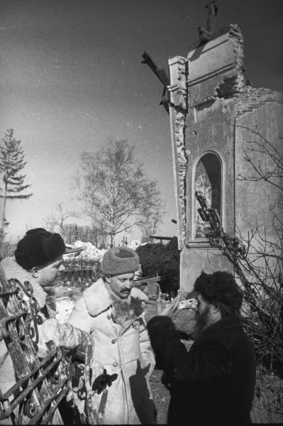 Военные, разговаривающие с местным жителем, 1943 год, Смоленская обл., г. Гжатск