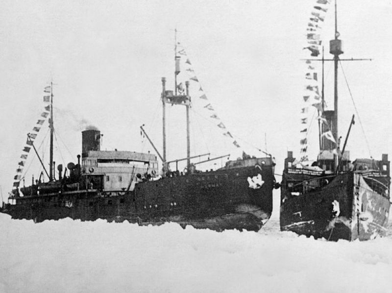 Ледокольные пароходы «Мурман» и «Таймыр» у льдины станции «Северный Полюс-1». Гренландское море, 19 февраля 1938