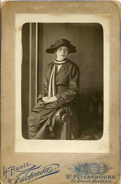 Портрет молодой дамы в полосатом шарфе и шляпе, 1913 - 1914, г. Санкт-Петербург. 