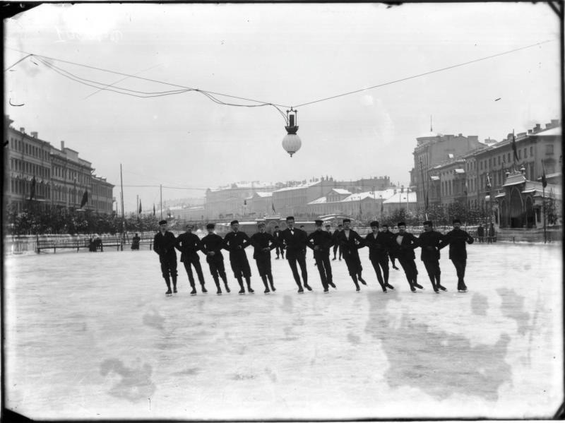 Мужчины на катке, 1900 год, г. Санкт-Петербург. Выставка «Чудеса на льду. Искусство и спорт» с этой фотографией.