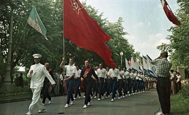 Колонны спортивных обществ «Урожай» и «Динамо», 1960-е, г. Москва