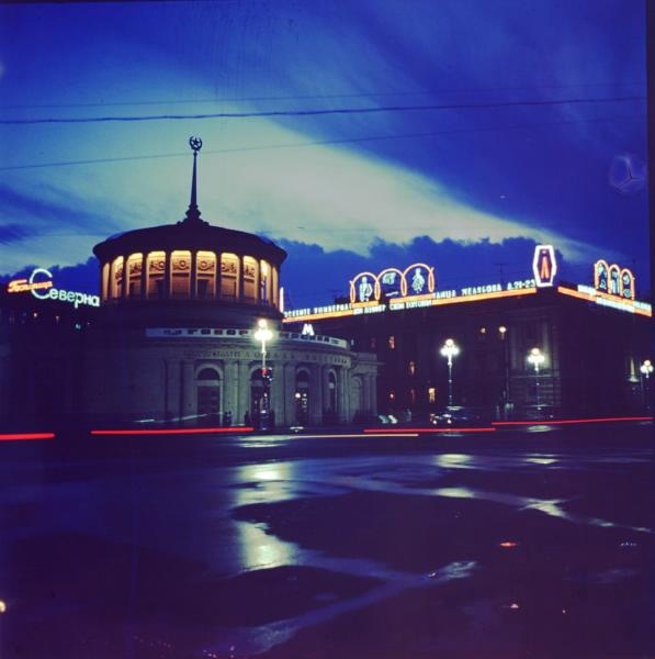 Павильон метро «Площадь Восстания», 1961 - 1969, г. Ленинград, пл. Восстания. Выставка «Неоновый свет» с этой фотографией.&nbsp;