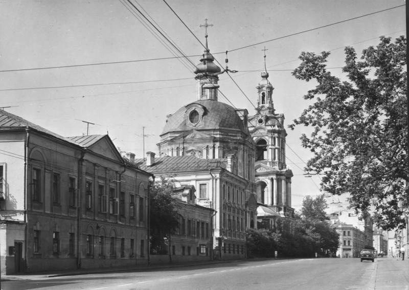 Церковь Никиты Мученика на Старой Басманной, 1970-е, г. Москва. Освящена в 1751 году.