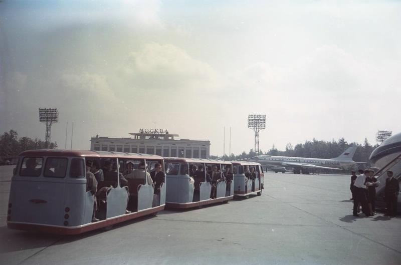 На аэродроме, 1970-е, Московская обл.. Выставки&nbsp;«Будни эпохи застоя» и «Приятного полета!» с этой фотографией.