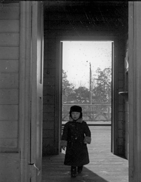 Мальчик в дверном проеме, 1910-е, Московская губ., Московский у., усадьба Кусково. Сын фотографа.
