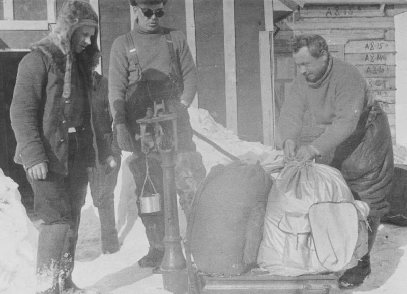 Эрнст Кренкель и Иван Папанин, 6 июня 1937 - 19 февраля 1938, Северный полюс. Высадка экспедиции на лед была выполнена 21 мая 1937 года. Официальное открытие дрейфующей станции «Северный полюс-1» состоялось 6 июня 1937 года.