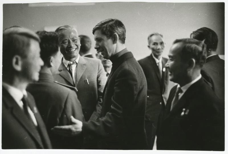 Встреча с въетнамской делегацией, 1974 год. Из серии «Четыре задания токаря Морякова».