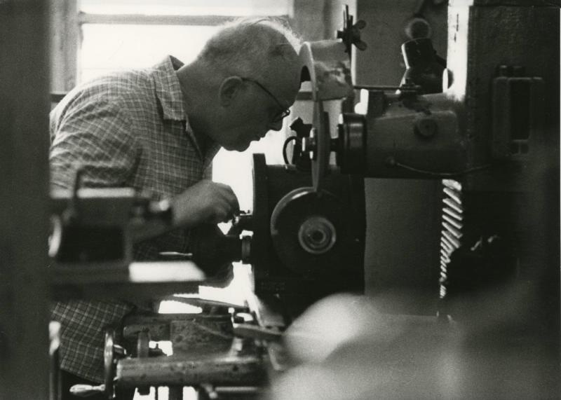 За работой, 1965 - 1970, г. Ленинград. У станка — ветеран завода,шлифовальщик первого разряда Михаил Семенович Тишуков.&nbsp;