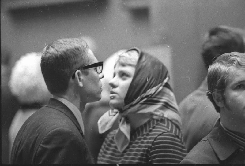 Посетители в Третьяковской галерее, 1970-е, г. Москва. Выставка «Пойдем в музей?», видео «"Берегите галерею и будьте здоровы"» с этой фотографией.